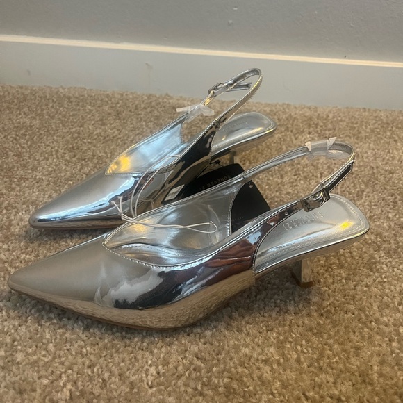 NWT Silver Metallic Pointed Toe Kitten Heel - Picture 2 of 4